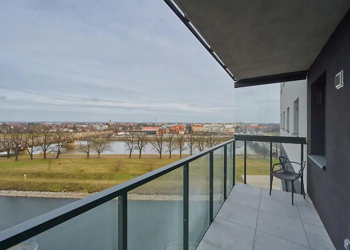 River View With Balcony & Free Garage By Renters *