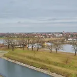 Apartment River View With Balcony & Free Garage By Renters