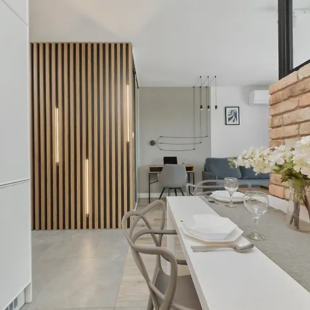 River View With Balcony & Free Garage By Renters