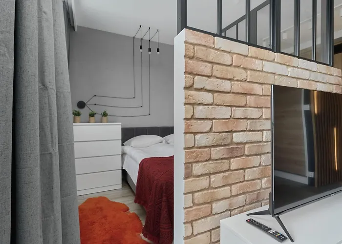 River View With Balcony & Free Garage By Renters Apartment