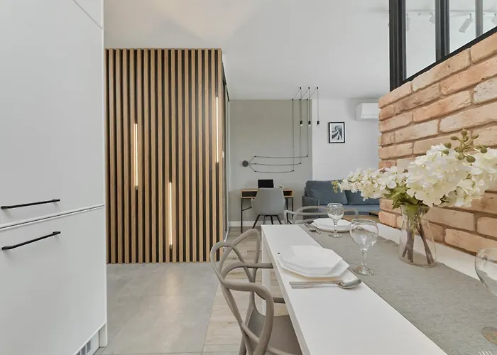 River View With Balcony & Free Garage By Renters